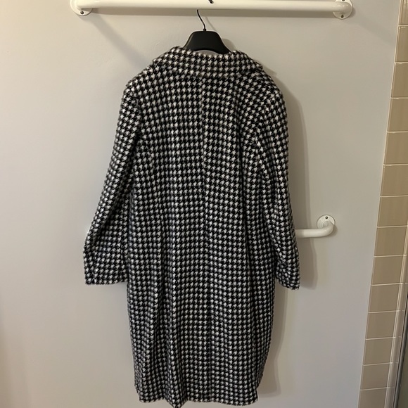 Brand new never worn BCBGMaxazria coat in size large. Black and white pattern - Picture 4 of 5